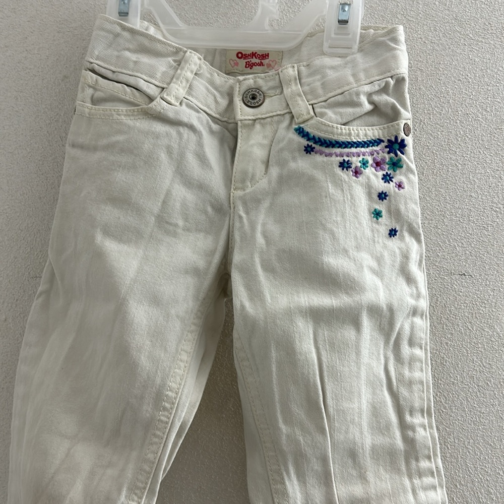 🌺 Cream Kids Denim Jeans with Blue and purple flower Accents. Oshkosh size 6